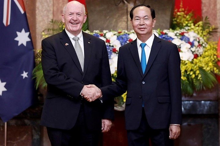 Toàn quyền Australia Peter Cosgrove bắt tay Chủ tịch nước Trần Đại Quang tại Phủ Chủ tịch ở Hà Nội vào ngày 24/5 vừa qua. Ảnh: Reuters.