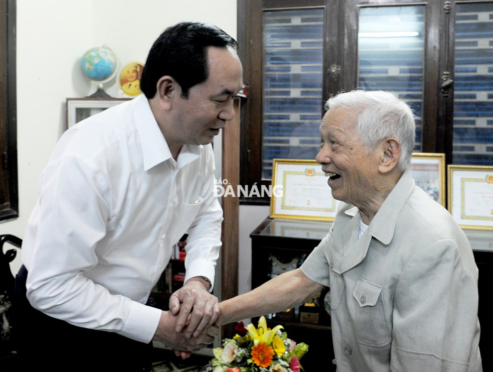 Chủ tịch nước Trần Đại Quang trong một lần đến thăm nguyên Bí thư Khu ủy Khu 5 Trần Thận
