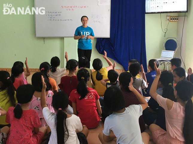 Phan Thị Ngọc chủ trì một buổi sinh hoạt giáo dục kỹ năng cho trẻ em.