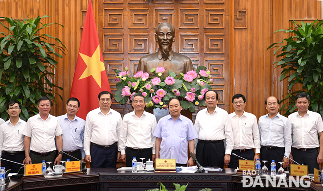 Thủ tướng Chính phủ Nguyễn Xuân Phúc và lãnh đạo thành phố Đà Nẵng tại buổi làm việc. 				                        	                   Ảnh: VGP