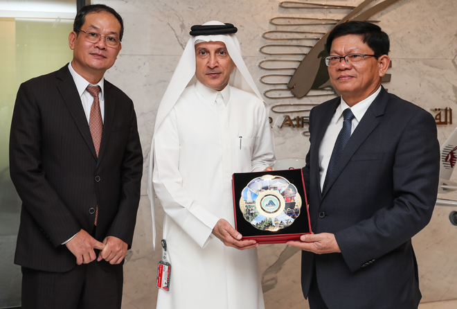 Phó Bí thư Thường trực Thành ủy Võ Công Trí (phải) với đối tác trong hoạt động xúc tiến du lịch tại Qatar. Ảnh: P.V