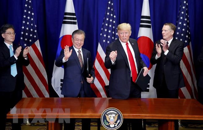 Tổng thống Mỹ Donald Trump (thứ 2, phải) và Tổng thống Hàn Quốc Moon Jae-in (thứ 2, trái) tại cuộc gặp bên lề phiên họp Đại hội đồng LHQ ở New York ngày 24/9. (Ảnh: Yonhap/TTXVN)