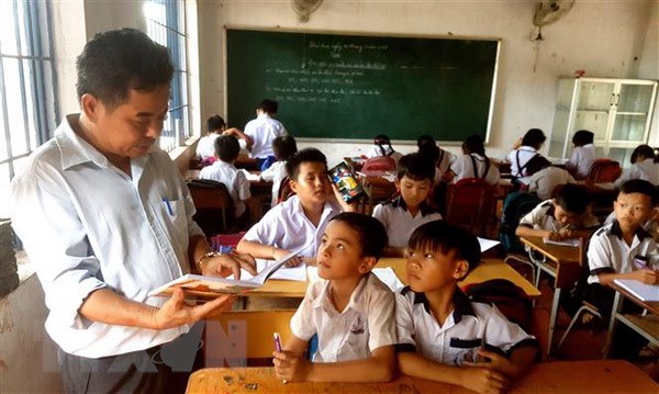 Các học sinh đến lớp ở điểm trường lẻ phải học ghép lớp trong một phòng học ở ấp 7, xã Tân Lập, huyện Đồng Phú, tỉnh Bình Phước. (Ảnh: Dương Chí Tưởng/TTXVN)