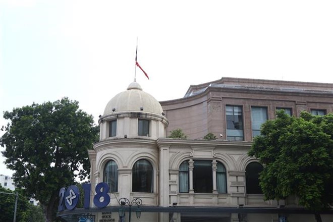 Chiều 25/9/2018, tại nhiều trụ sở cơ quan, địa điểm công cộng trên cả nước đã treo cờ rủ để tưởng nhớ Chủ tịch nước Trần Đại Quang. Ảnh: TTXVN