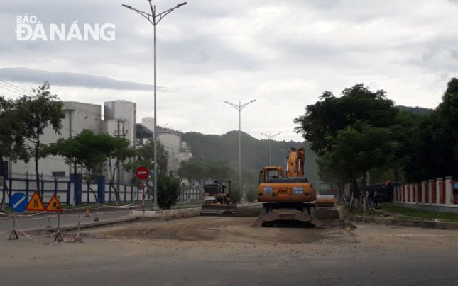 Hạ tầng giao thông khu công nghiệp Hòa Khánh đang được nâng cấp, sửa chữa. (Ảnh chụp ngày 19-9). Ảnh: Triệu Tùng