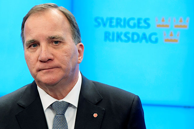 Thủ tướng Thụy Điển Lofven phát biểu với báo giới sau khi có kết quả bỏ phiếu bất tín nhiệm. Ảnh: Reuters