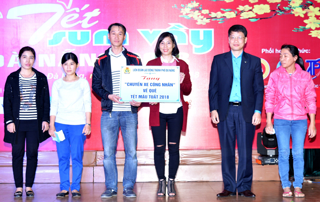 Chủ tịch LĐLĐ thành phố Ngô Xuân Thắng (thứ hai, từ phải) tặng “Chuyến xe công nhân” đưa công nhân về quê ăn Tết nguyên đán Mậu Tuất 2018.