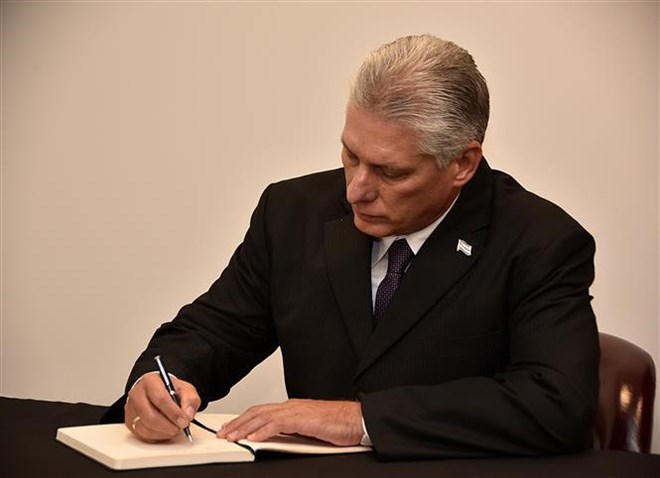 Chủ tịch Cuba Miguel Diaz-Canel tới viếng và ghi sổ tang tưởng nhớ Chủ tịch nước Trần Đại Quang. Ảnh: Hoài Thanh - Pv TTXVN tại Hoa Kỳ