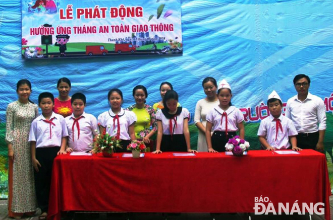 Học sinh Trường tiểu học Điện Biên Phủ ký cam kết về bảo đảm an toàn giao thông.