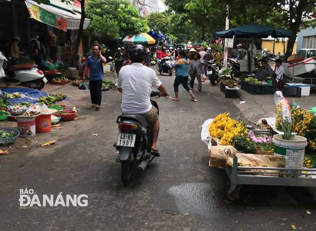 Vỉa hè, lòng đường tuyến đường Ngô Trí Hòa thường xuyên bị các hộ kinh doanh chiếm dụng làm nơi buôn bán. 				Ảnh: P. CHI