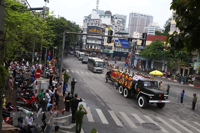 Đoàn xe tang di chuyển qua phố Cửa Nam. (Ảnh: Minh Quyết/TTXVN)