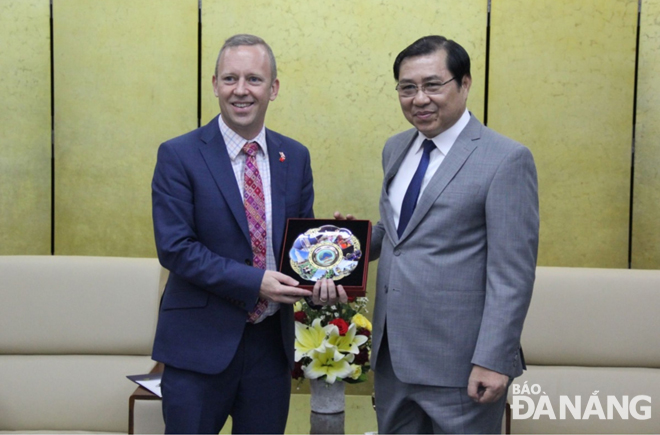 Chủ tịch UBND thành phố Huỳnh Đức Thơ (bên phải) tiếp Đại sứ Vương quốc Anh tại Việt Nam Gareth Ward. Ảnh: Q.KHẢI