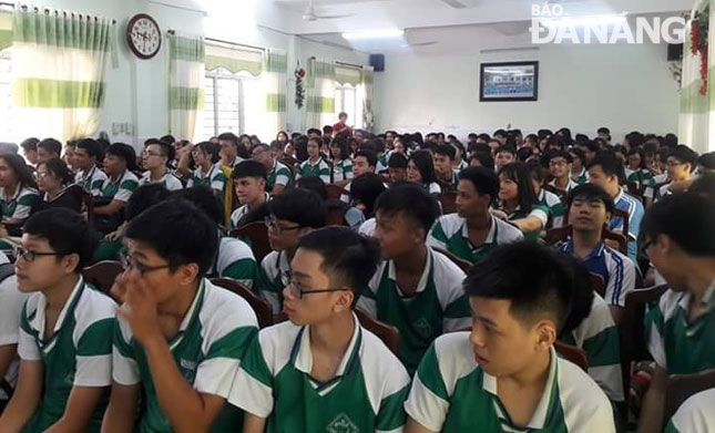 Buổi sinh hoạt ngoại khóa  truyền thông tại Trường THPT Nguyễn Hiền.