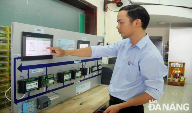 Anh Huỳnh Xuân Hải, Giám đốc Công ty TNHH Kỹ thuật BKLOGY điều khiển hệ thống nền tảng giám sát IOT trong công nghiệp.