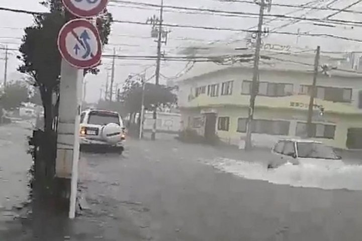 Một tuyến đường ngập nước tại thành phố Okinawa. Ảnh: Reuters