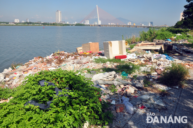 Đổ rác thải, xà bần xuống sông Hàn