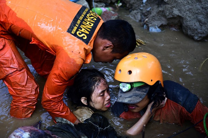Toàn cảnh công tác cứu hộ trong thảm họa động đất sóng thần ở Indonesia