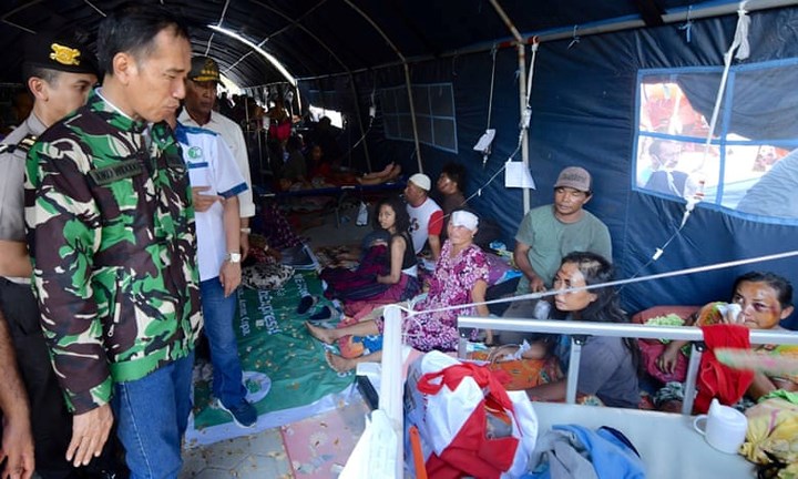 Tổng thống Indonesia Joko Widodo tới thăm vùng thiên tai ngày 30-9. Ảnh: The Guardian 