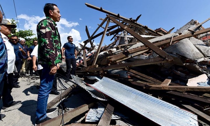 Tổng thống Widodo đứng trầm ngâm trước đống đổ nát sau thảm họa động đất, sóng thần xảy ra ngày 28-9 ở Indonesia. Ảnh: AP 