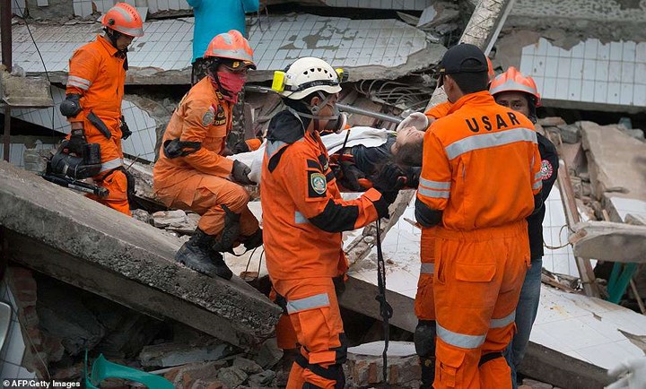 Lực lượng cứu hộ đưa nạn nhân Ida ra khỏi đống đổ nát của một nhà hàng sau thảm họa thiên nhiên ở Indonesia. Ảnh: AFP 