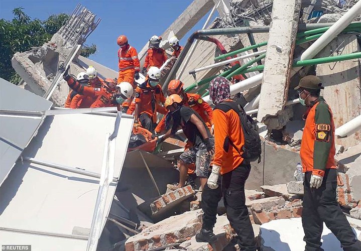 Lực lượng cứu hộ Indonesia vẫn đang tích cực tìm kiếm những người còn mắc kẹt dưới các đống đổ nát. Ảnh: Reuters