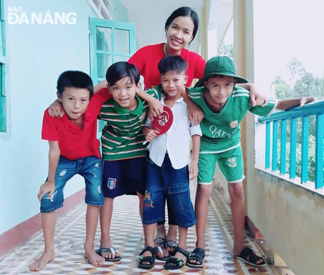 Nguyen Thi Ha Long and children in her summer volunteer campaign in Tam Hai Island Commune, Quang Nam Province