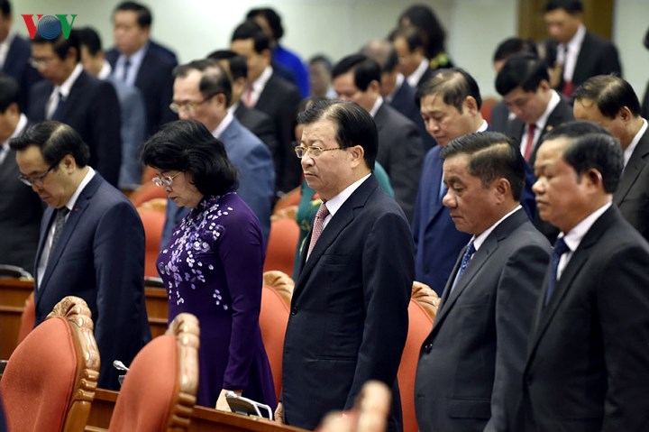 Trước khi tiến hành Hội nghị, Trung ương dành một phút mặc niệm đồng chí nguyên Tổng Bí thư Đỗ Mười đã từ trần vào hồi 23h12 phút ngày 1-10 và đồng chí Chủ tịch nước Trần Đại Quang.  