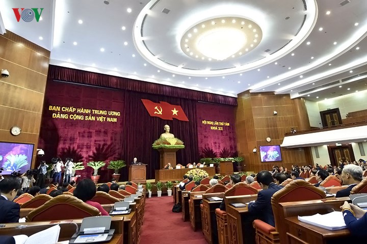 Hội nghị lần này sẽ thảo luận, cho ý kiến về: Tình hình kinh tế - xã hội, tài chính - ngân sách nhà nước năm 2018, dự kiến kế hoạch phát triển kinh tế - xã hội, tài chính - ngân sách nhà nước năm 2019; Tổng kết 10 năm thực hiện Nghị quyết Trung ương 4 khoá X về Chiến lược biển Việt Nam đến năm 2020; Quy định về trách nhiệm nêu gương của cán bộ, đảng viên, trước hết là Uỷ viên Bộ Chính trị, Uỷ viên Ban Bí thư, Uỷ viên Ban Chấp hành Trung ương; Thành lập các tiểu ban chuẩn bị Đại hội lần thứ XIII của Đảng; xem xét một số vấn đề về công tác cán bộ và một số vấn đề quan trọng khác.