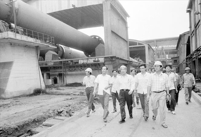 Chủ tịch Hội đồng Bộ trưởng Đỗ Mười thăm nhà máy xi măng Hải Phòng, ngày 25/3/1991. Ảnh: Minh Đạo/TTXVN