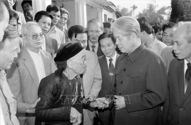 Tổng Bí thư Đỗ Mười nói chuyện thân mật với nhân dân xã Lê Lợi, huyện Thường Tín (Hà Tây cũ), ngày 1/11/1992. Ảnh: Xuân Lâm/TTXVN