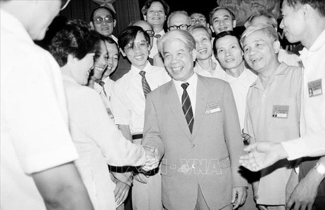 Tổng Bí thư Đỗ Mười với các đại biểu dự Đại hội VII Đảng Cộng sản Việt Nam (tháng 6/1991). Ảnh: Xuân Lâm/TTXVN