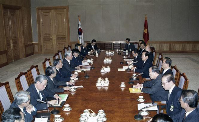 Tổng thống Hàn Quốc Kim Young-sam hội đàm với Tổng Bí thư Đỗ Mười tại Seoul, Hàn Quốc (Tháng 4/1995). Ảnh: Xuân Lâm - TTXVN