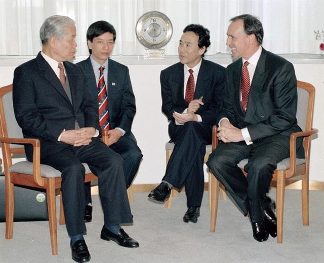Tổng Bí thư Đỗ Mười hội đàm với Thủ tướng Australia Paul Keating tại Văn phòng Thủ tướng (Tháng 7/1995). Ảnh: Xuân Lâm – TTXVN
