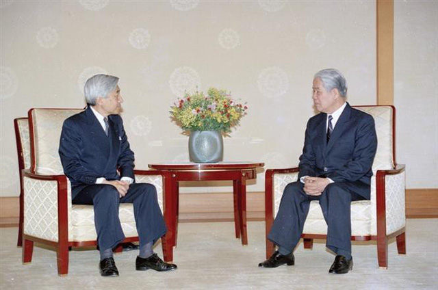 Tổng Bí thư Đỗ Mười hội kiến Nhật Hoàng Akihito tại Hoàng cung (Tokyo, Nhật Bản), ngày 19/4/1995. Ảnh: Xuân Lâm - TTXVN