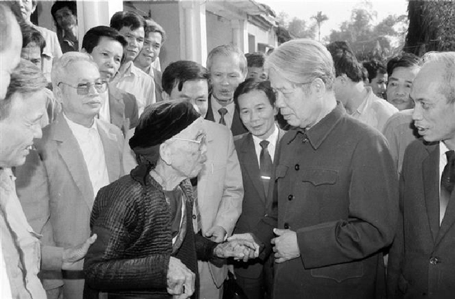 Tổng Bí thư Đỗ Mười nói chuyện thân mật với nhân dân xã Lê Lợi, huyện Thường Tín (Hà Tây cũ), ngày 1-11-1992.  Ảnh: Xuân Lâm - TTXVN