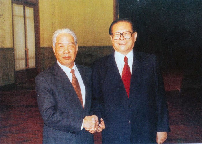 Tổng Bí thư Ban Chấp hành Trung ương Đảng Cộng sản Trung Quốc Giang Trạch Dân tiếp đồng chí Đỗ Mười trong chuyến thăm Trung Quốc, năm 1997. 