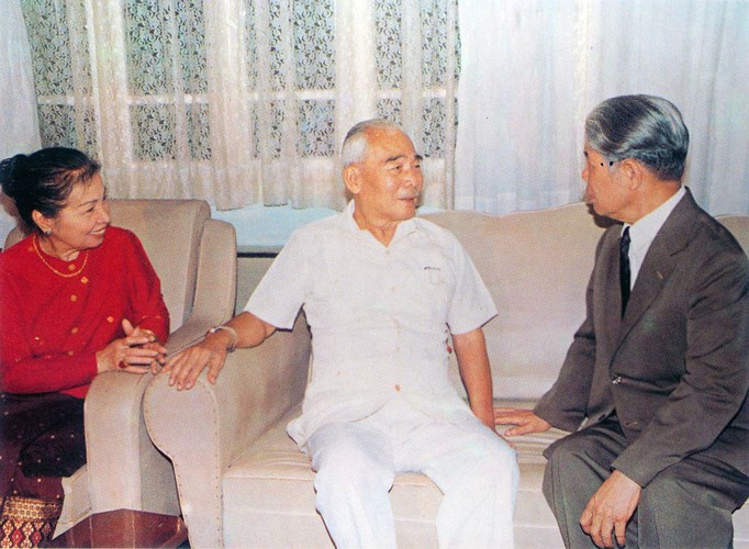 Đồng chí Đỗ Mười thăm Hoàng thân Souphanouvong, nguyên Thủ tướng nước Cộng hòa Dân chủ Nhân dân Lào.