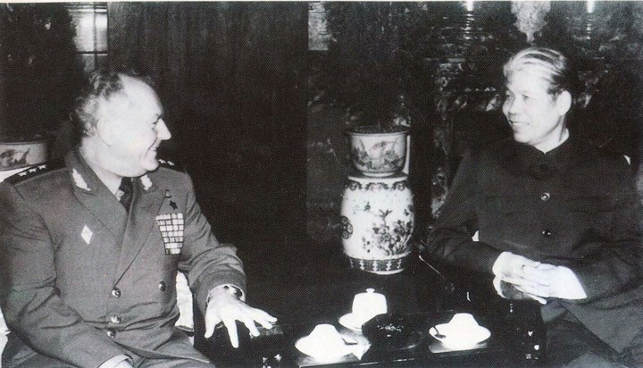 Đồng chí Đỗ Mười tiếp đồng chí G.Titov, Chủ tịch Hội hữu nghị Xô -Việt sang thăm Việt Nam, ngày 5/11/1988.