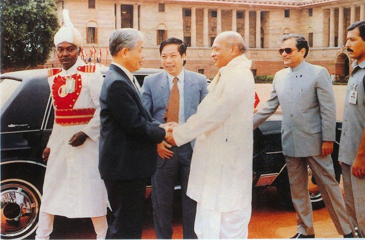 Thủ tướng Ấn Độ P.V. Narasimha Rao đón đồng chí Đỗ Mười tại Thủ đô New Delhi trong chuyến thăm Ấn Độ từ ngày 8-13/9/1992.