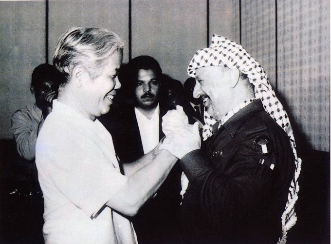 Đồng chí Đỗ Mười tiếp Ngài Yasser Arafat, Tổng thống Nhà nước Palestine, Chủ tịch Ban Chấp hành Tổ chức giải phóng Palestine dẫn đầu Đoàn đại biểu Cấp cao Nhà nước Palestine sang thăm Việt Nam, ngày 31/7/1993.
