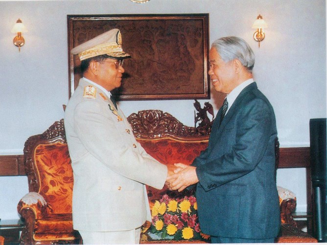 Đồng chí Đỗ Mười và Thống tướng Than Shwe, Chủ tịch Hội đồng Hòa bình và phát triển Myanmar trong chuyến thăm Myanmar từ ngày 22-24/5/1997.