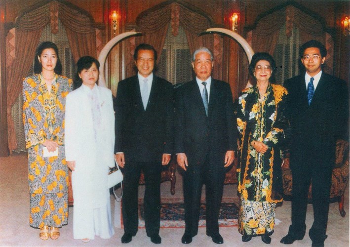 Đồng chí Đỗ Mười chụp ảnh lưu niệm với gia đình Thủ tướng Malaysia Mahathir Mohamad trong chuyến thăm hữu nghị Malaysia, ngày 25/3/1994.