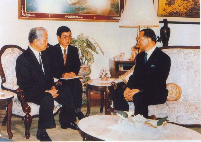 Vua Thái Lan Bhumibol Adulyadej tiếp đồng chí Đỗ Mười trong chuyến thăm Thái Lan từ ngày 15-18/10/1993.