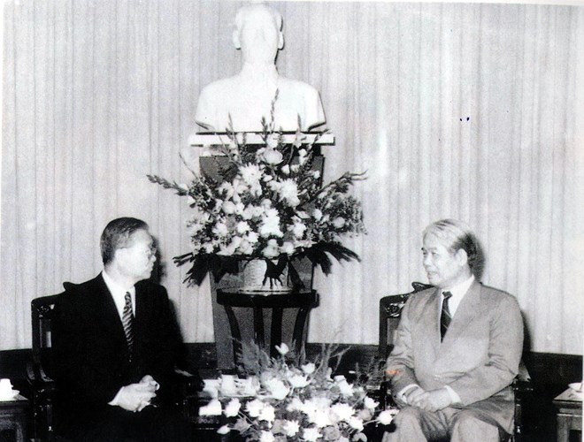 Đồng chí Đỗ Mười tiếp Thủ tướng Hàn Quốc Lee Young Dug sang thăm Việt Nam, ngày 30/8/1994. 