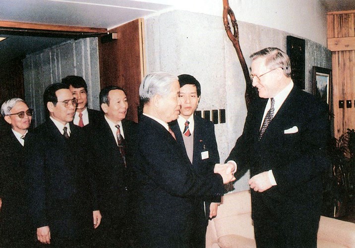 Thủ tướng New Zealand Jim Bolger tiếp đồng chí Đỗ Mười trong chuyến thăm New Zealand từ ngày 27-29/7/1995.