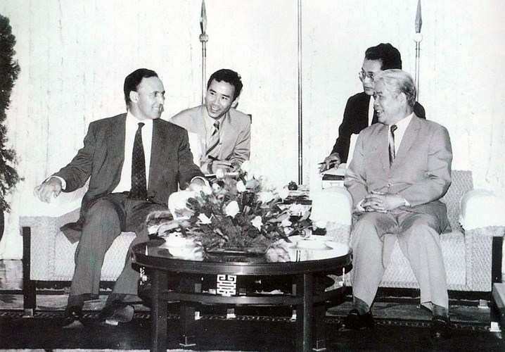 Đồng chí Đỗ Mười tiếp Thủ tướng Australia Paul J. Keating sang thăm Việt Nam, ngày 12/4/1994. 