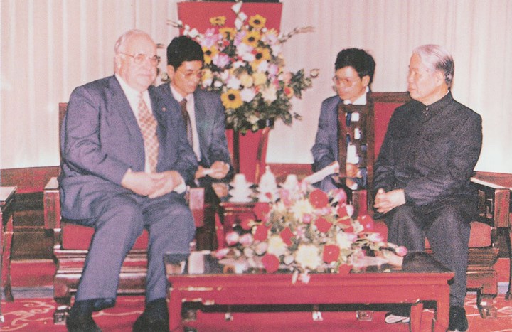 Đồng chí Đỗ Mười tiếp Thủ tướng Đức Helmut Kohl trong chuyến thăm hữu nghị Việt Nam, ngày 17/11/1995. 