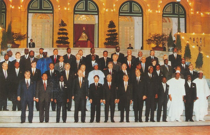 Đồng chí Đỗ Mười chụp ảnh lưu niệm với các vị đứng đầu Nhà nước và Chính phủ, Trưởng đoàn đại biểu các nước có sử dụng tiếng Pháp tổ chức tại Hà Nội, ngày 14/11/1997.