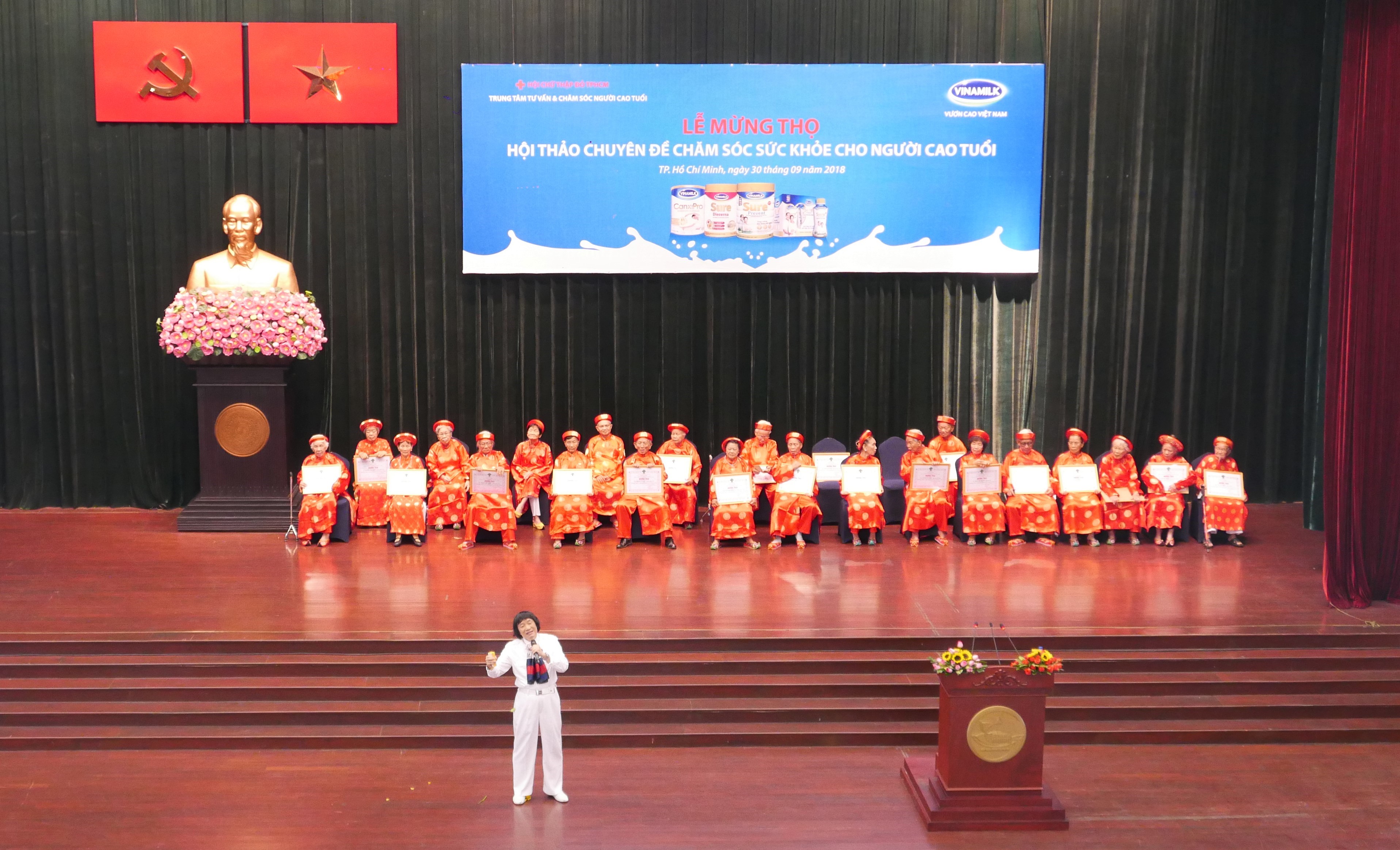 Nghệ sĩ ưu tú Minh Vương biểu diễn trên sân khấu tại lễ mừng thọ người cao tuổi Thành phố Hồ Chí Minh.