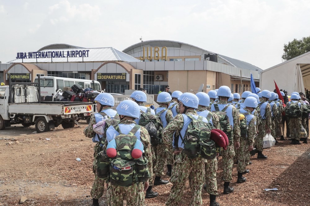 Các bác sỹ quân y Việt Nam chuẩn bị rời sân bay quốc tế Juba đến Bentiu, bắt đầu thực hiện nhiệm vụ gìn giữ hòa bình Liên hợp quốc tại Nam Sudan. (Ảnh: TTXVN phát)